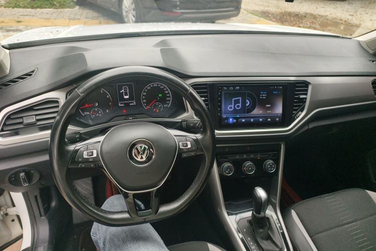 Used Volkswagen T-ROC 2019 230TSI DSG Two-Wheel-Drive Advanced Version China VI Standard Center Console