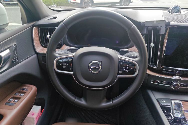 Used Volvo XC60 2023 B5 4x4 Smart Luxury Edition
