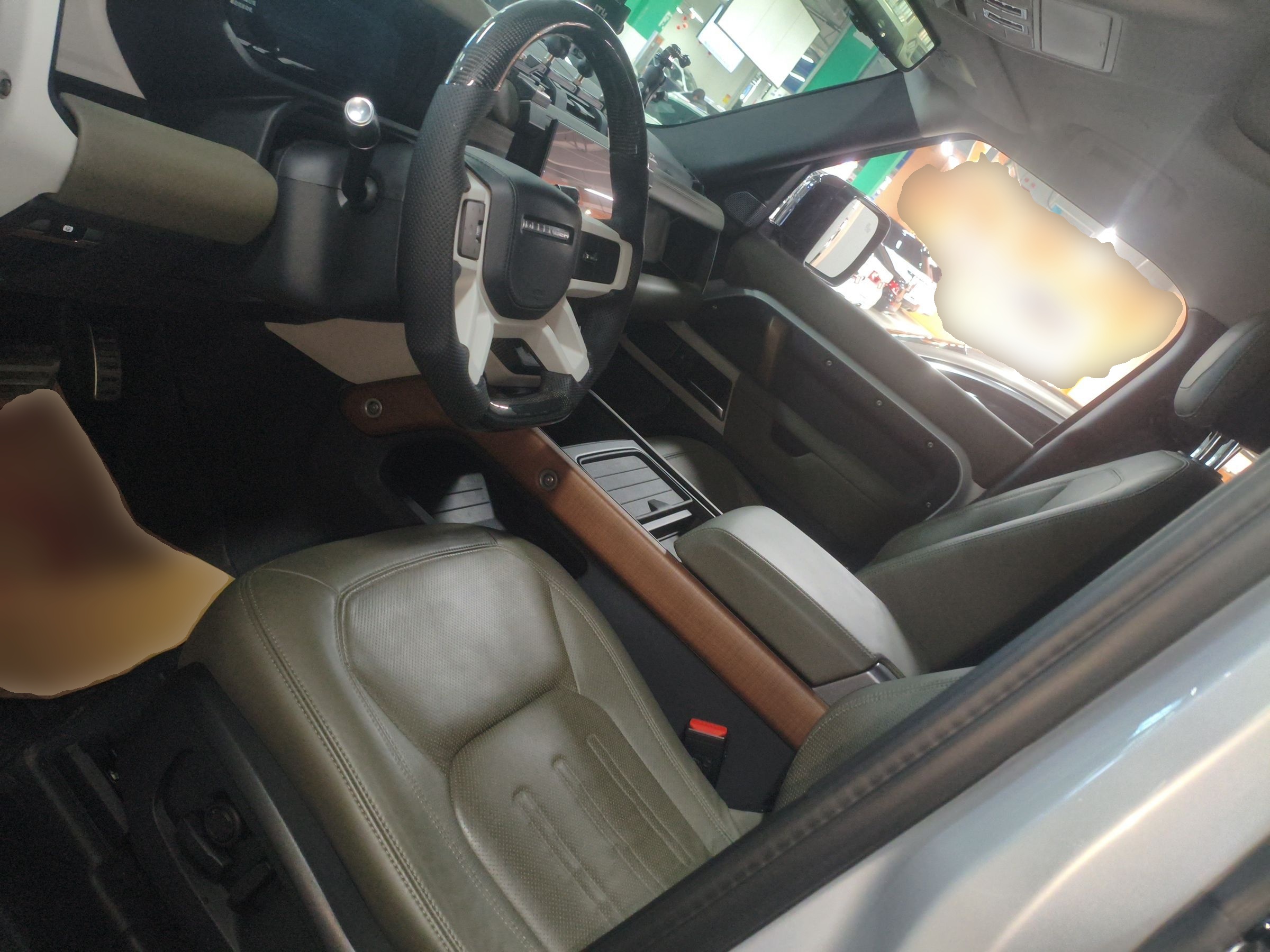 المقاعد الأمامية داخل السيارة