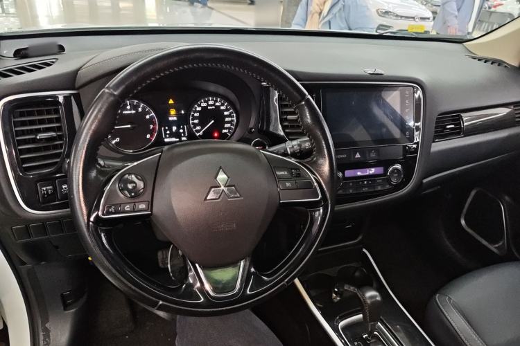 Used Mitsubishi Outlander 2019 2.0L Two-Wheel Drive Comfort Edition 7-Seater China VI Standard
