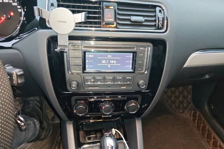 Used Volkswagen Sagitar 2015 1.6L Automatic Comfort Model Audio And AC Panel