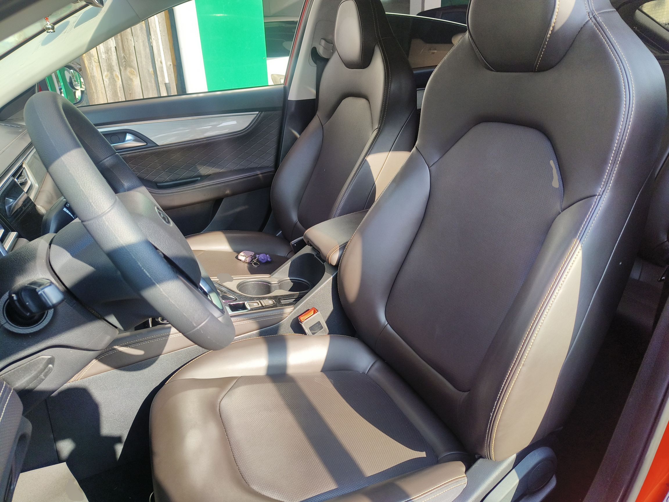 Переднее сиденье в автомобиле