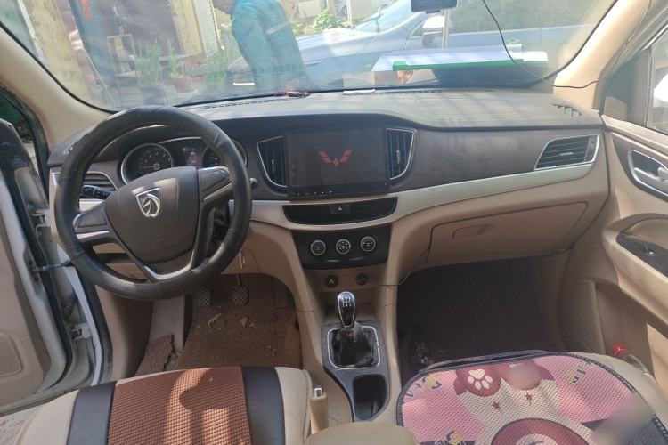 Used Baojun 730 2016 Revised 1.5L Manual Standard Version 7 Seats China V Emission Standard Center Console