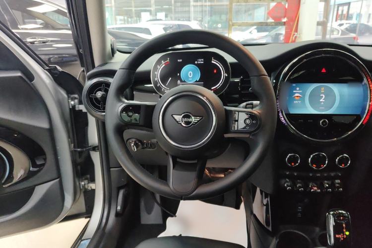 Used MINI MINI 2023 Updated 1.5T COOPER Artist Five-Door Edition
