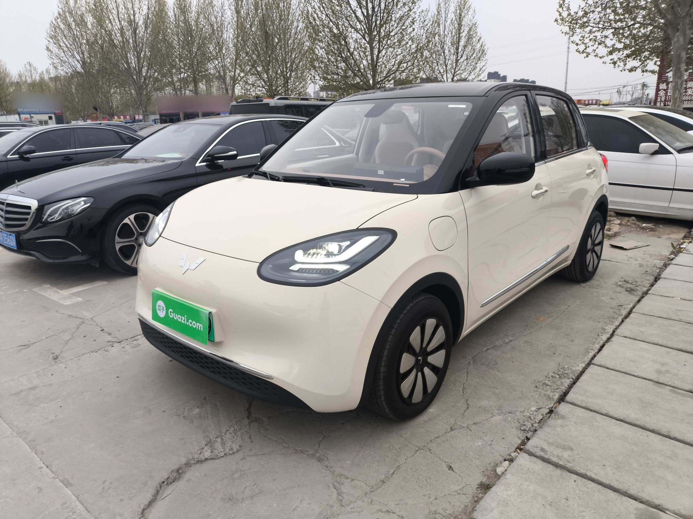 Под передней частью автомобиля