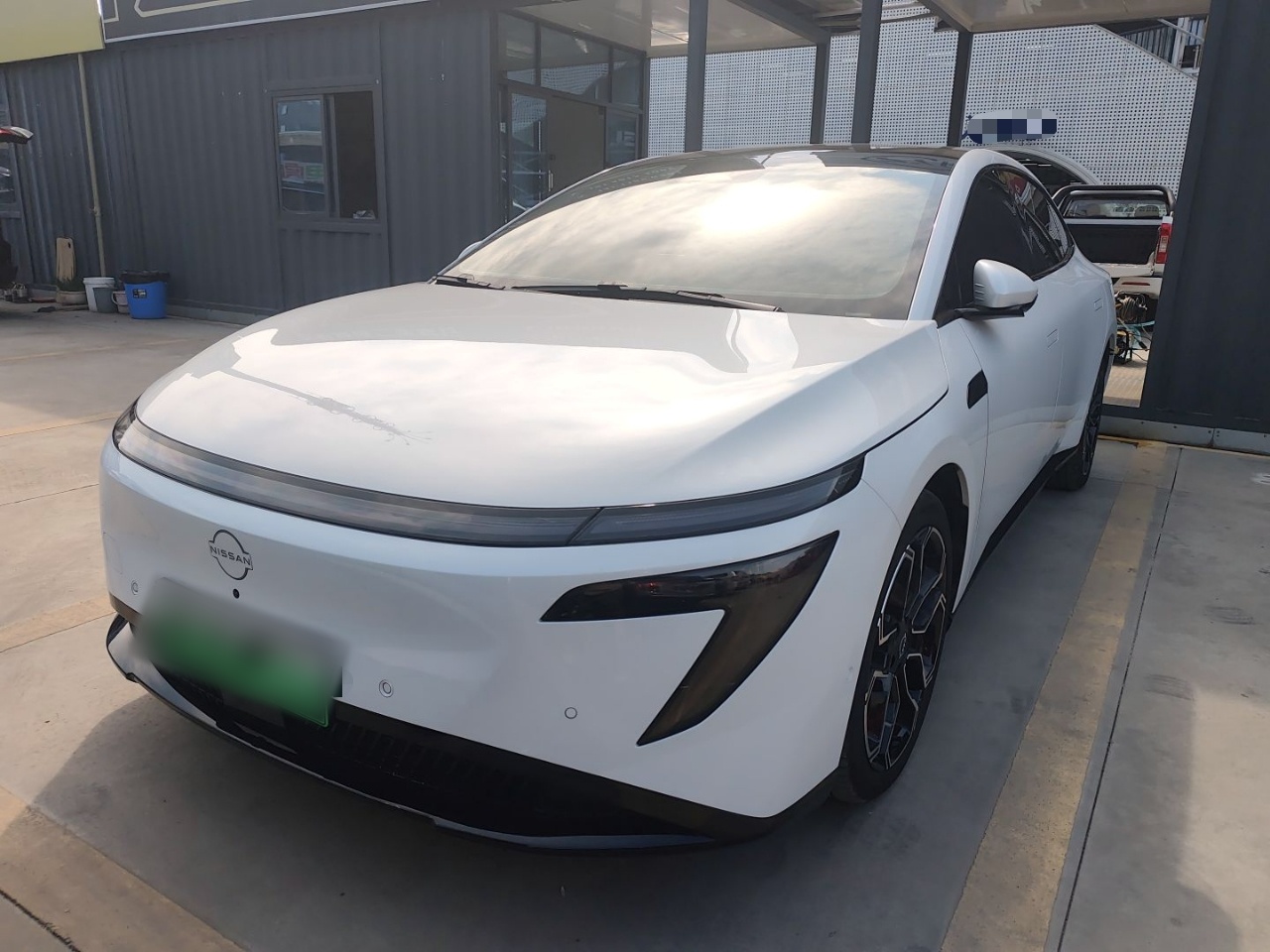 Под передней частью автомобиля