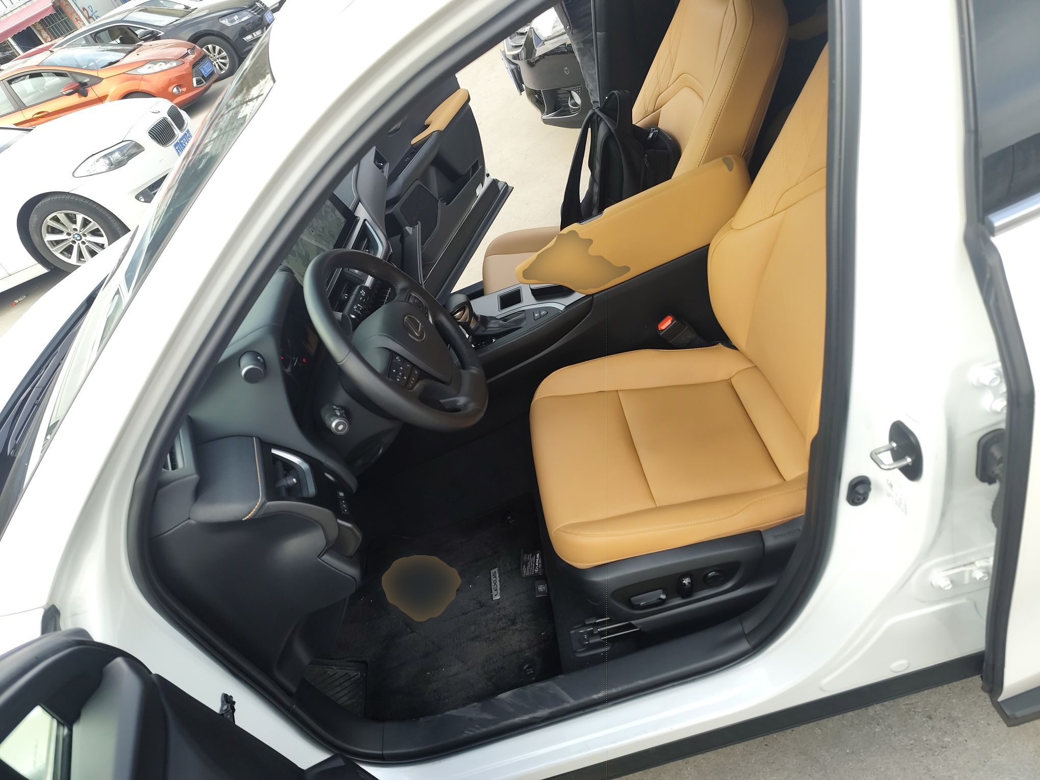 المقاعد الأمامية داخل السيارة