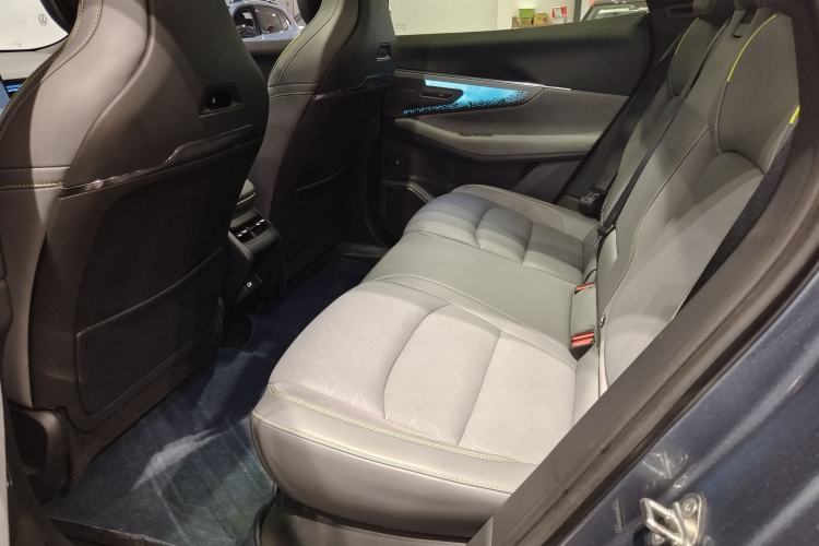 Used Lynk & Co 08 EM-P 2025 220 km All-Wheel-Drive Performance Halo
