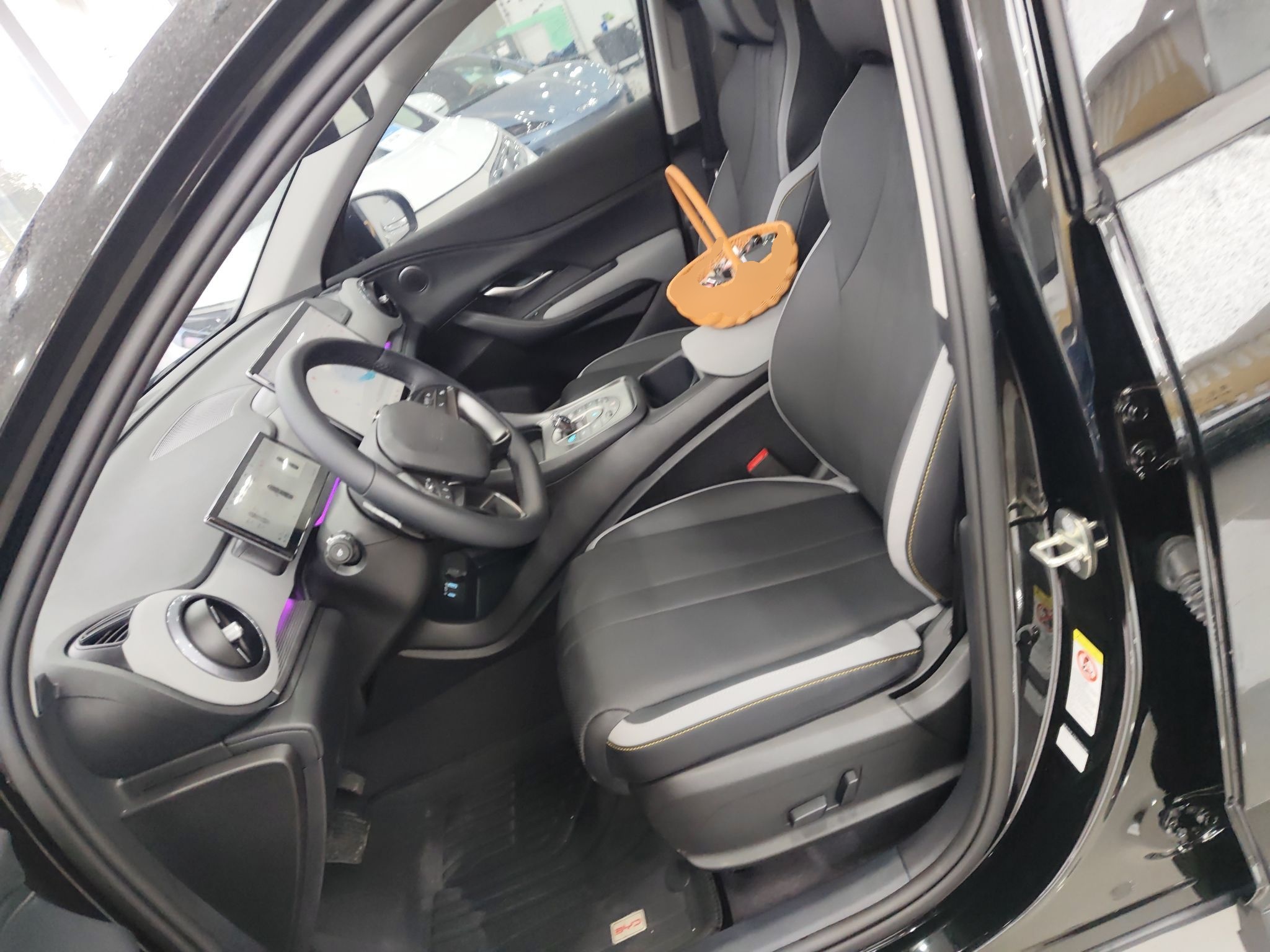 المقاعد الأمامية داخل السيارة