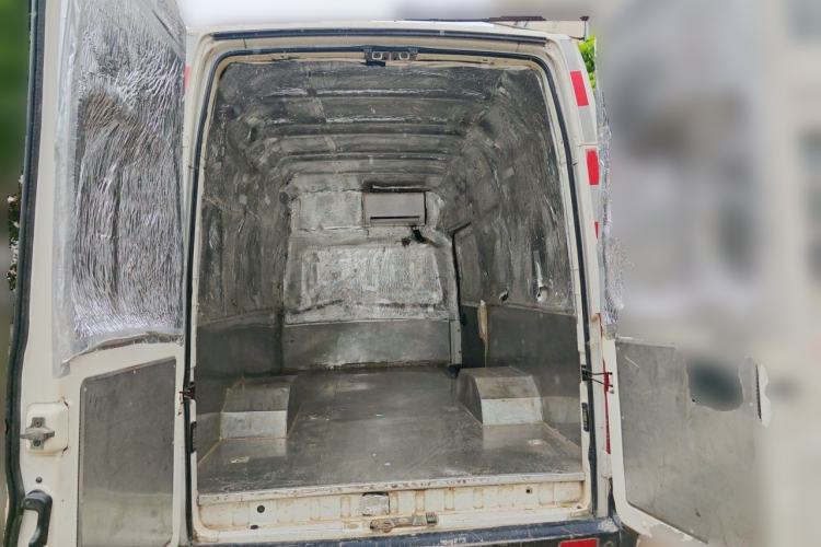 Used Dongfeng Yufeng 2023 V9+ 2.3T Manual Rear-Drive Cargo Van with Dual Rear Tires 3-Seater
