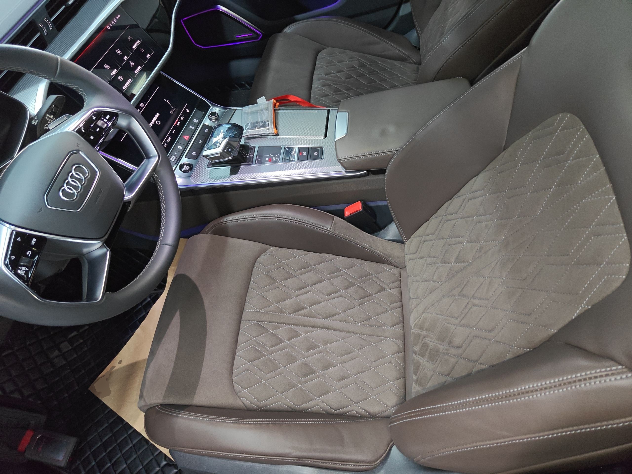 المقاعد الأمامية داخل السيارة