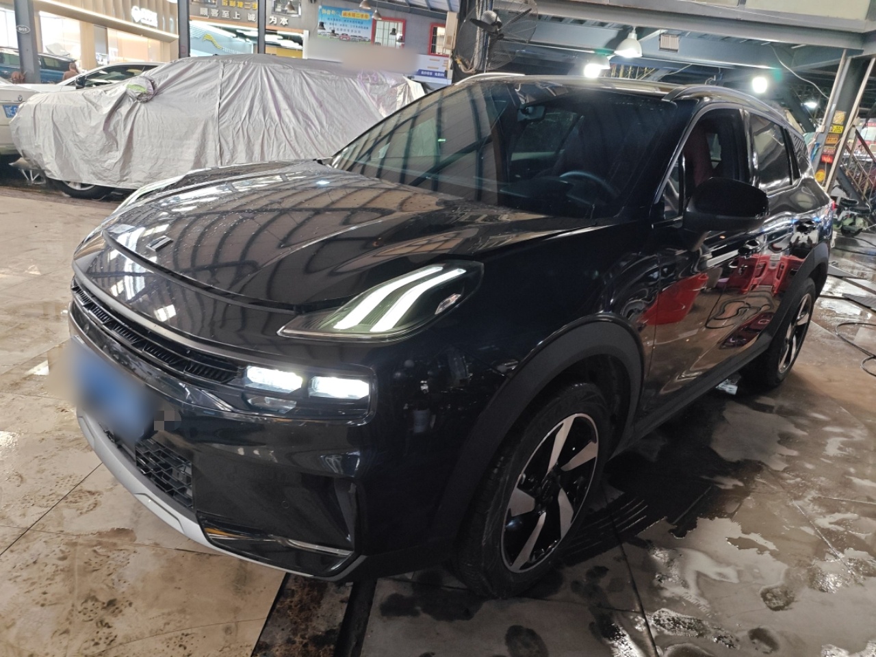 Под передней частью автомобиля