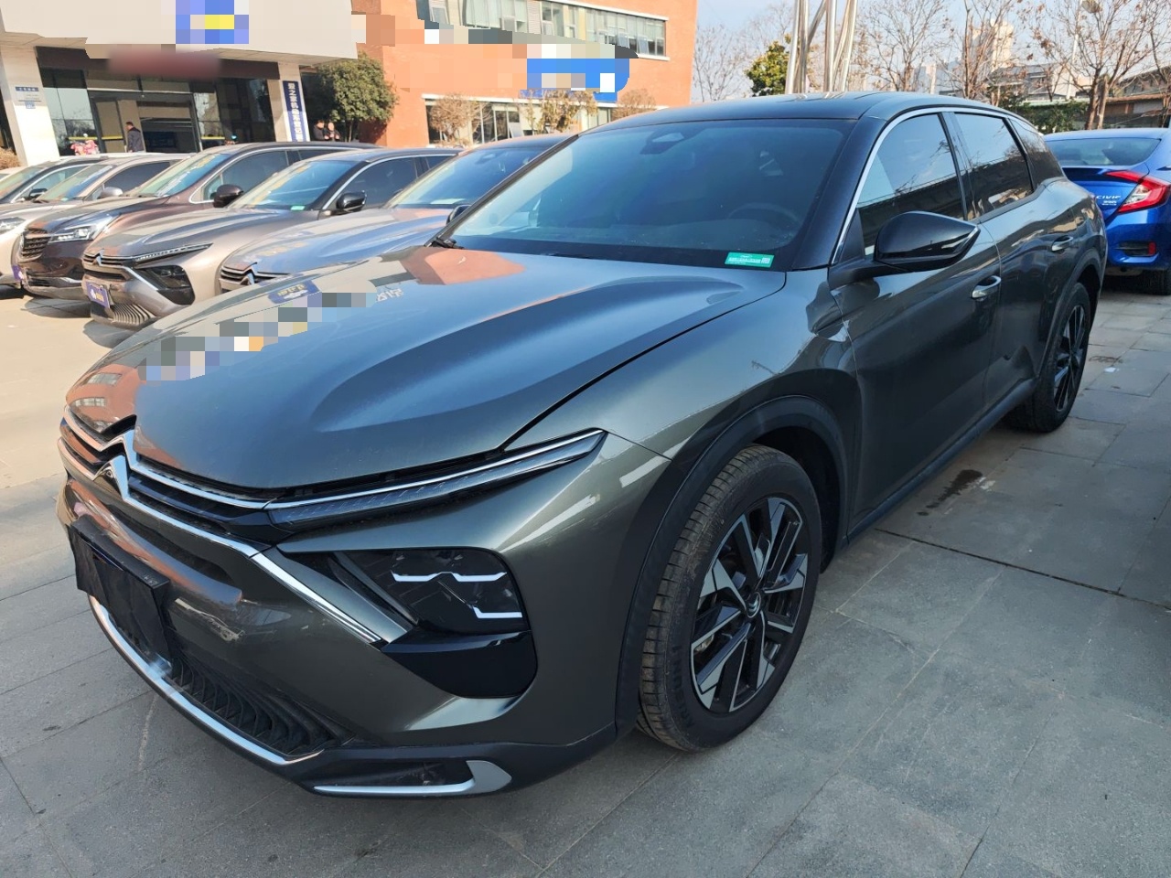 Под передней частью автомобиля