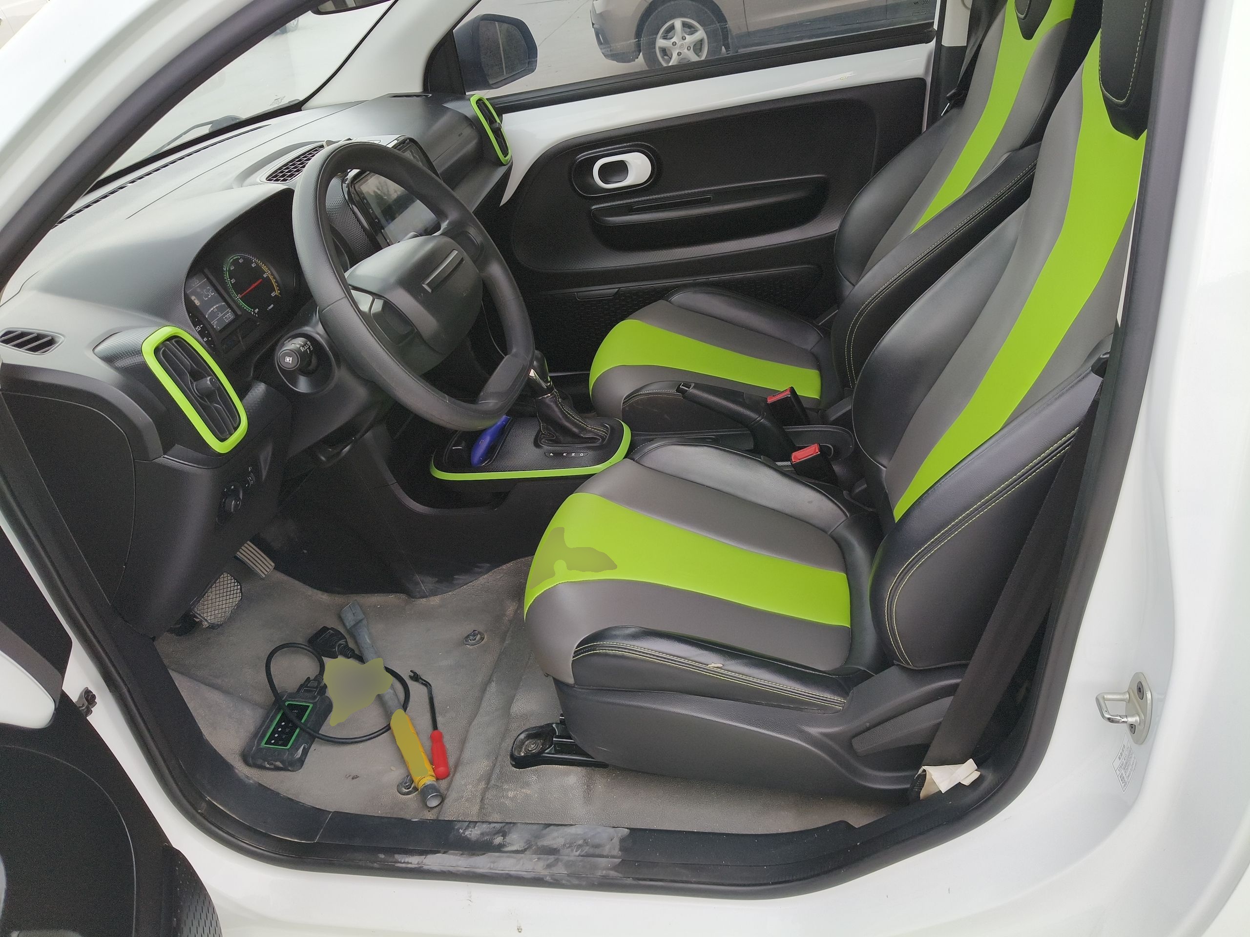 المقاعد الأمامية داخل السيارة