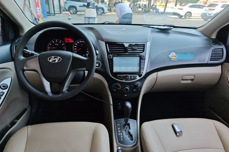 Used Hyundai Verna (older generation) 2014 1.4L Automatic Leading-Edge GLX Center Console