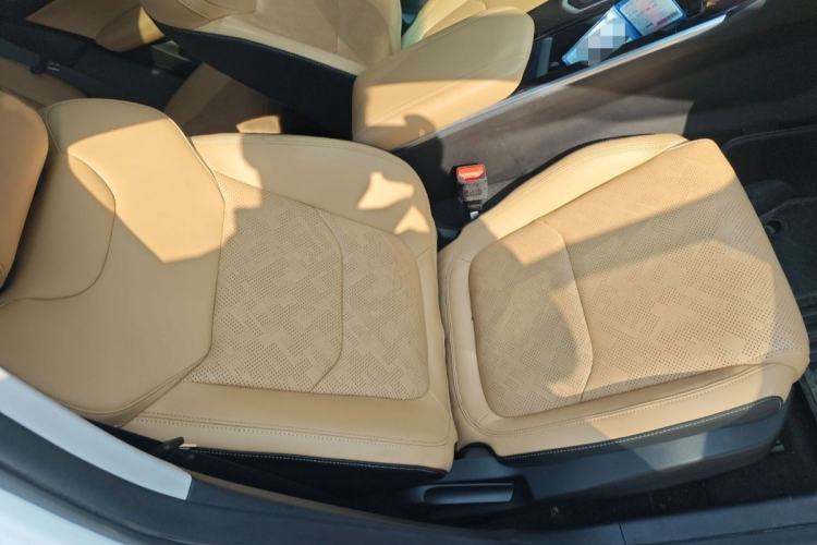 Used Geely Auto Emgrand L HiP 2024 Champion Edition 1.5TD-DHT Pro 100KM Excellence Model
