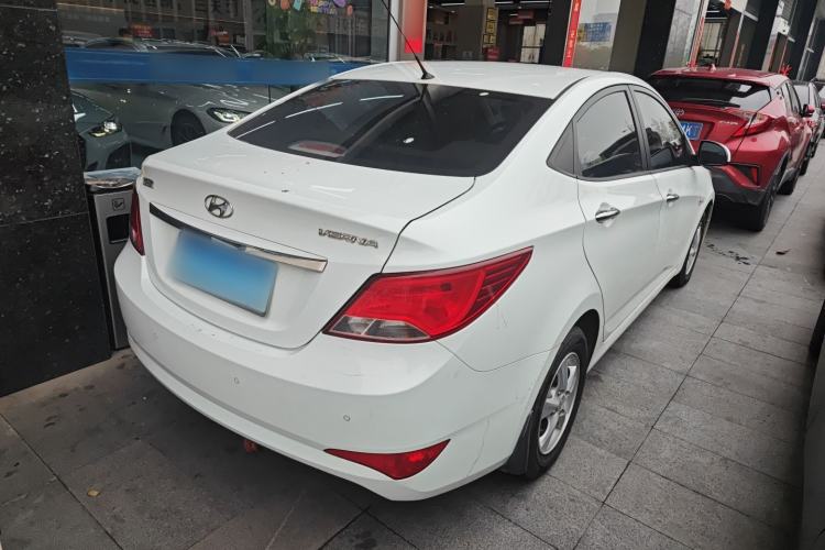 Used Hyundai Verna (older generation) 2014 1.4L Automatic Leading-Edge GLX Rear Right 45 Deg