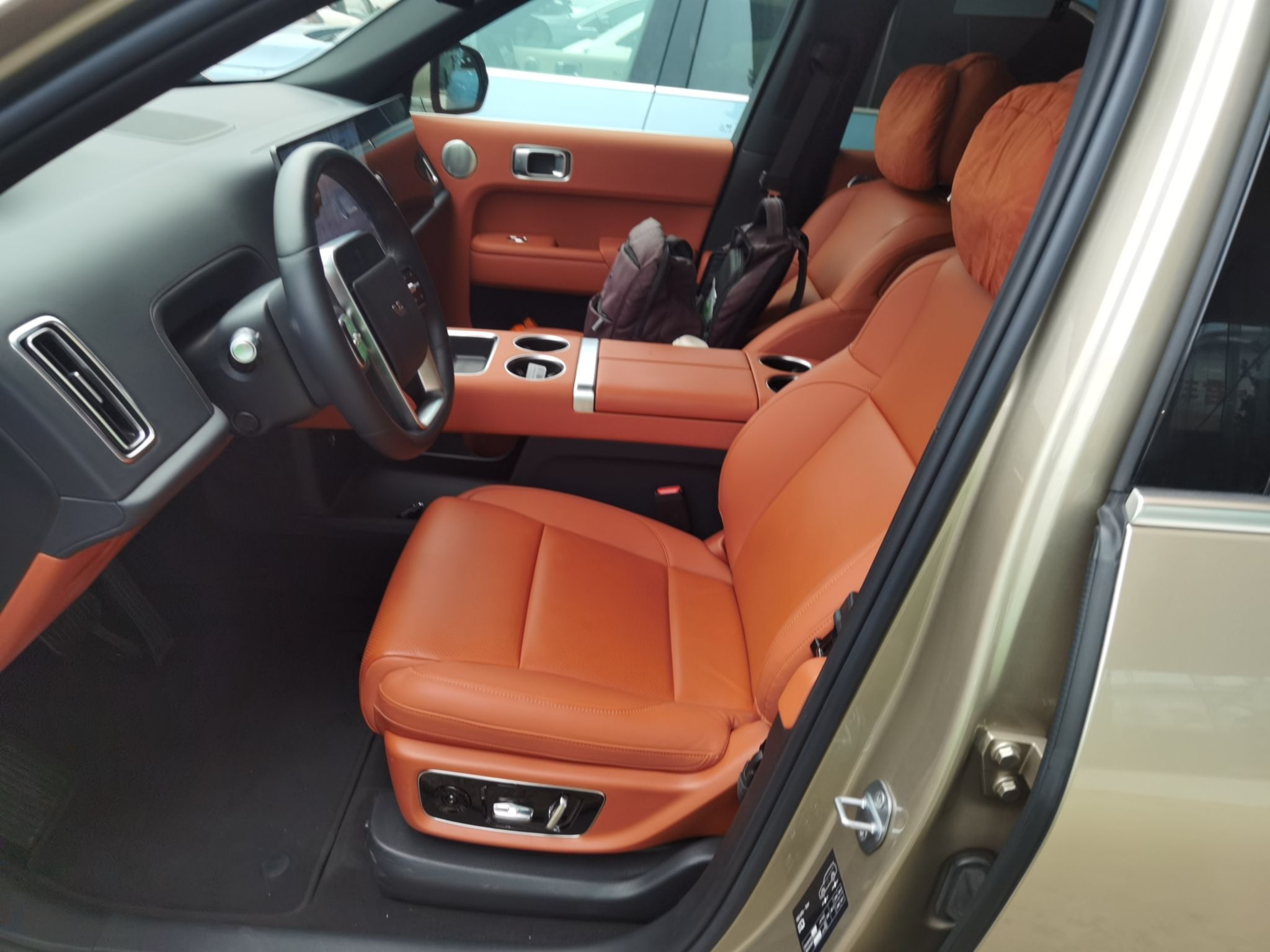 Переднее сиденье в автомобиле