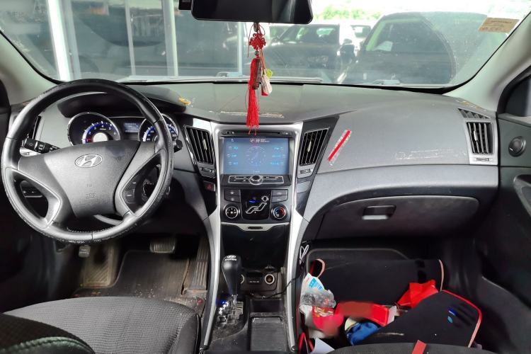 Used Hyundai Sonata 2013 2.0L Automatic Fashion Edition Center Console