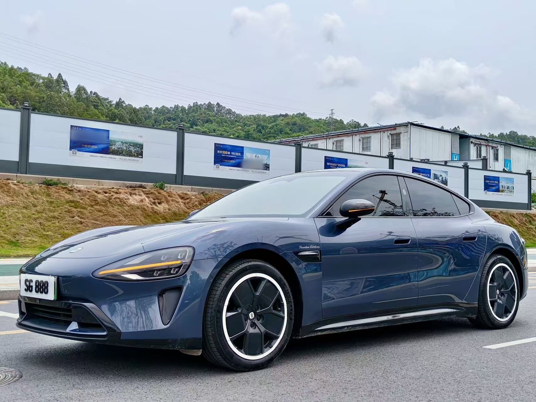 Под передней частью автомобиля