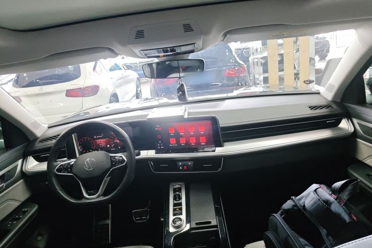 Used Volkswagen Tavendor 2024 380TSI All-Wheel Drive R-Line Cruise Edition Center Console