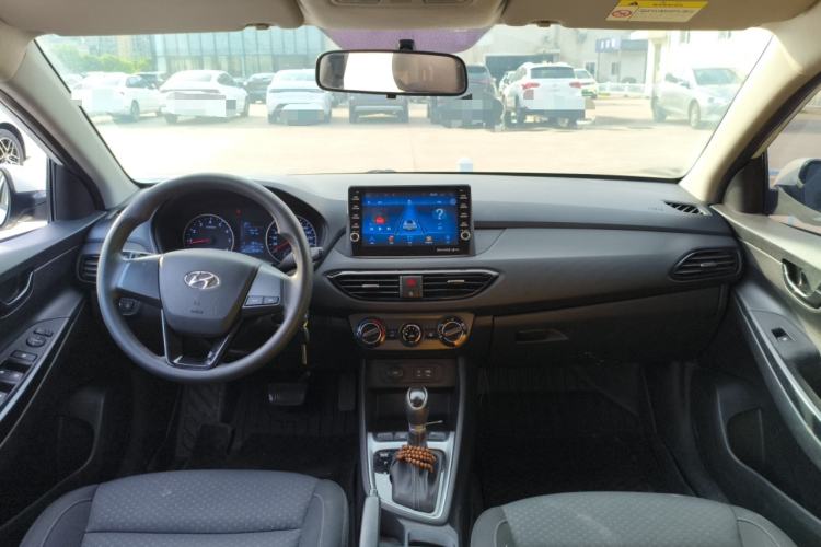 Used Hyundai Celesta 2018 1.6L Automatic GL Enjoyment Edition China VI compliant Center Console