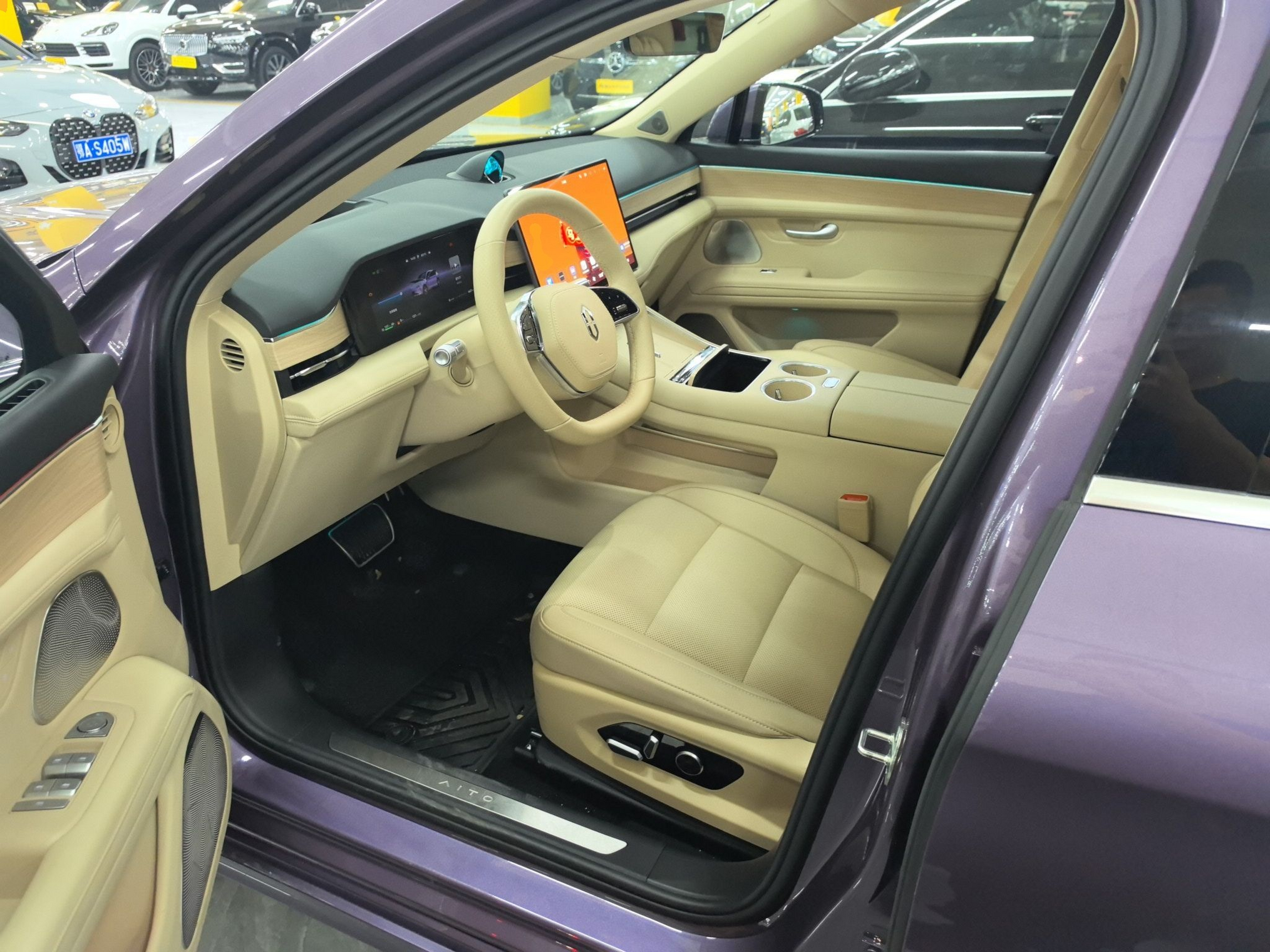 المقاعد الأمامية داخل السيارة