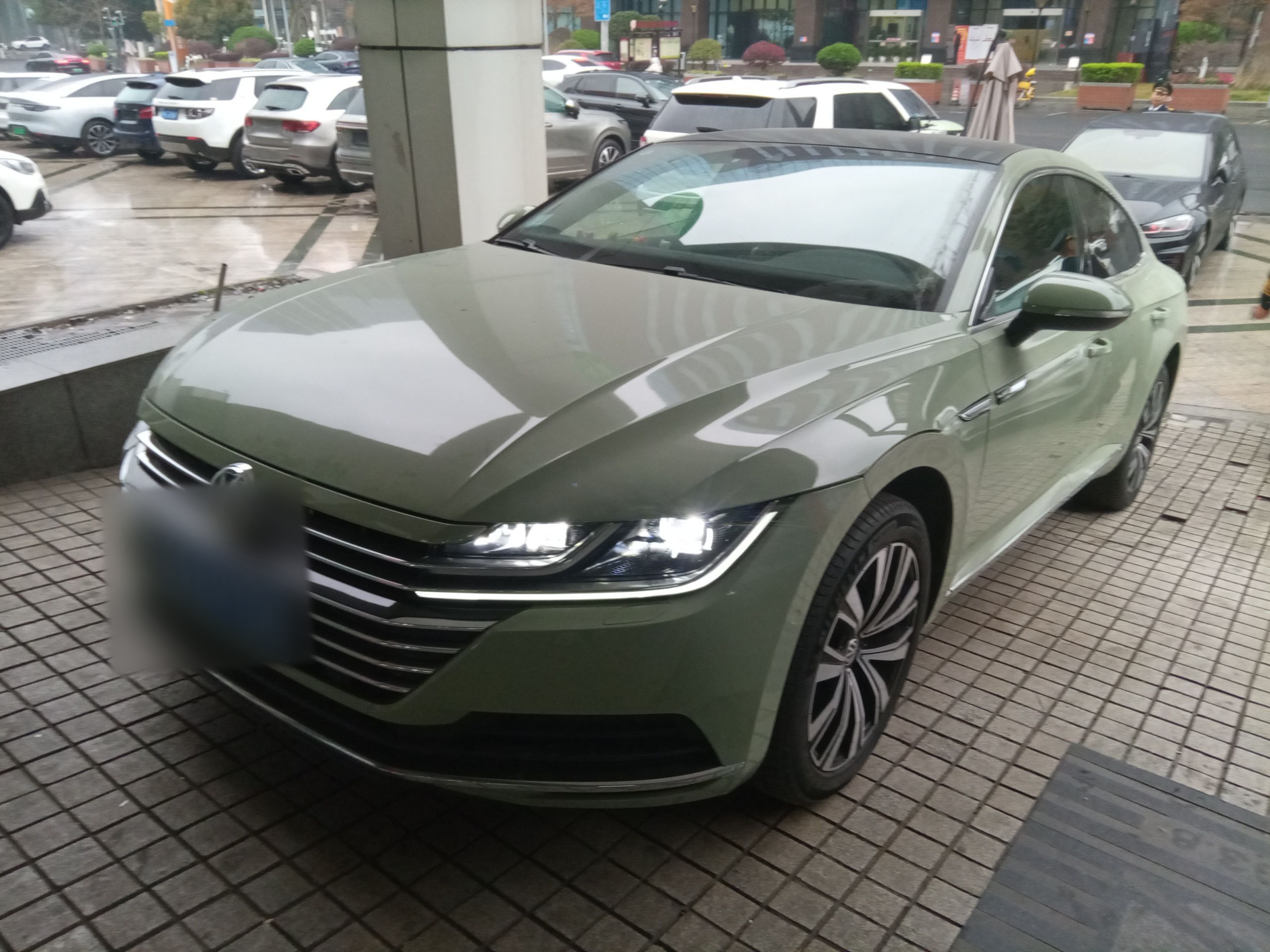 Под передней частью автомобиля