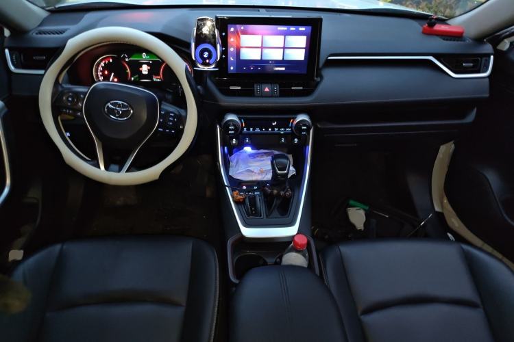 Used Toyota RAV4 2021 2.0L CVT Two-Wheel Drive Fashion PLUS Edition Center Console