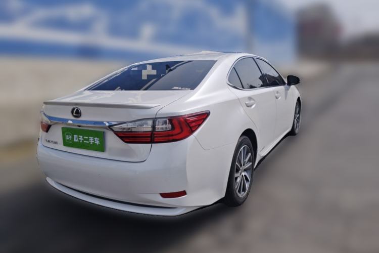 Used Lexus ES 2015 300h Comfort Edition Rear Right 45 Deg