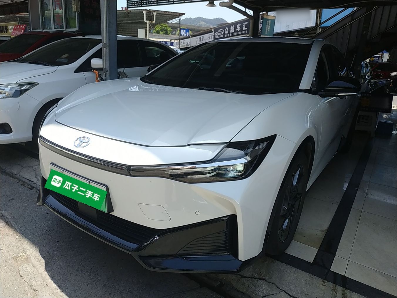 تحت مقدمة السيارة