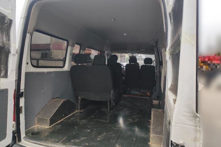 Used SAIC MAXUS Xintu V80 2019 2.5T Classic Model AMT Aoyuntong Long Wheelbase Mid-Roof 7-Seater
