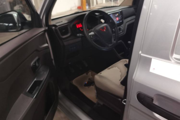 Used Wuling Hongguang V 2022 1.5L Jingqu Edition Enclosed-Window Vehicle with Hydraulic Power Steering LAR
