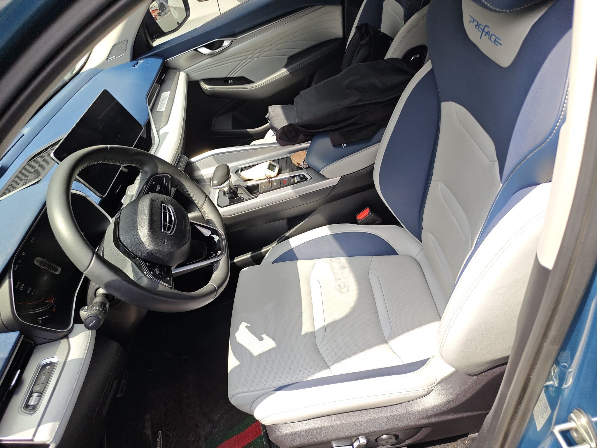 Переднее сиденье в автомобиле