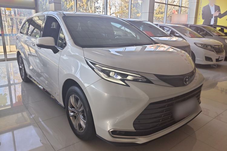 Used Toyota SIENNA 2024 2.5L Hybrid Luxury Edition Front Right 45 Deg