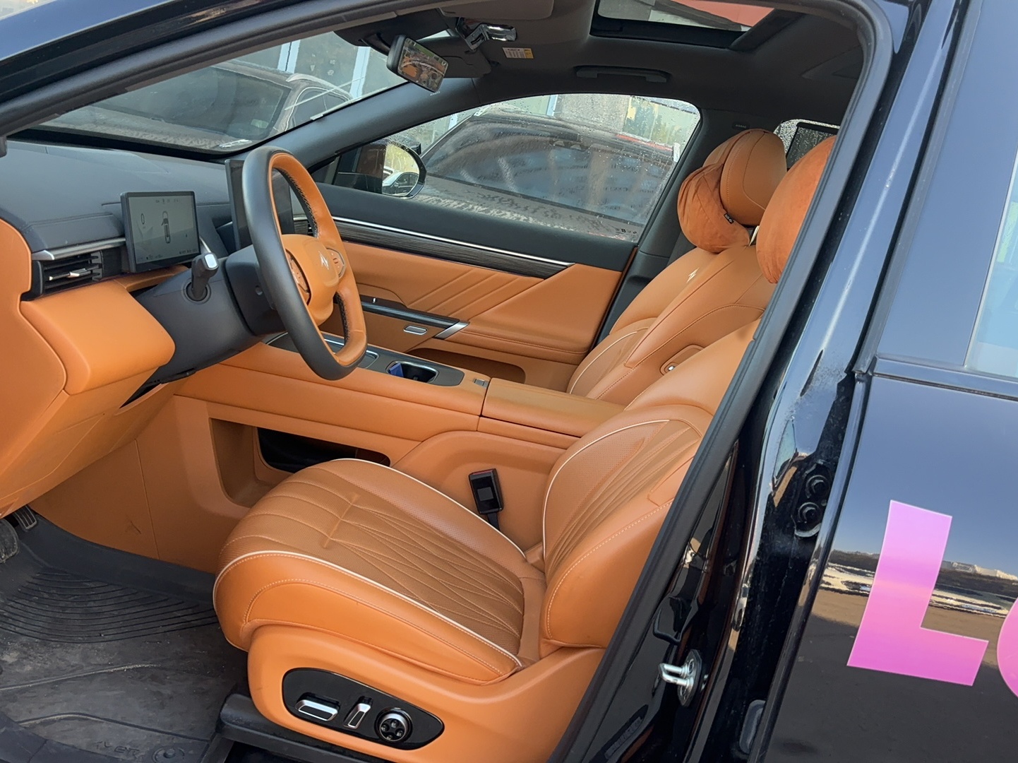 المقاعد الأمامية داخل السيارة