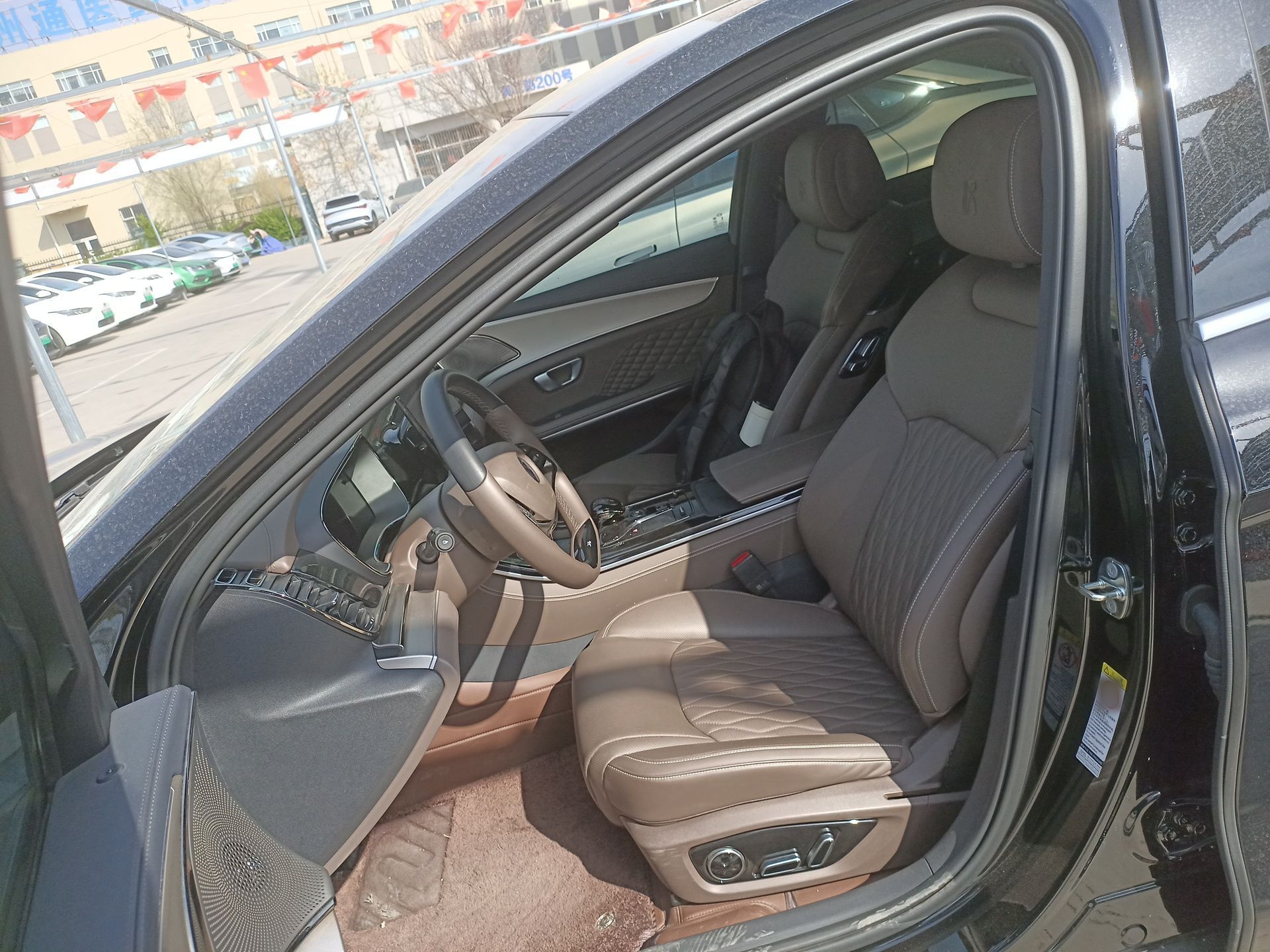 المقاعد الأمامية داخل السيارة