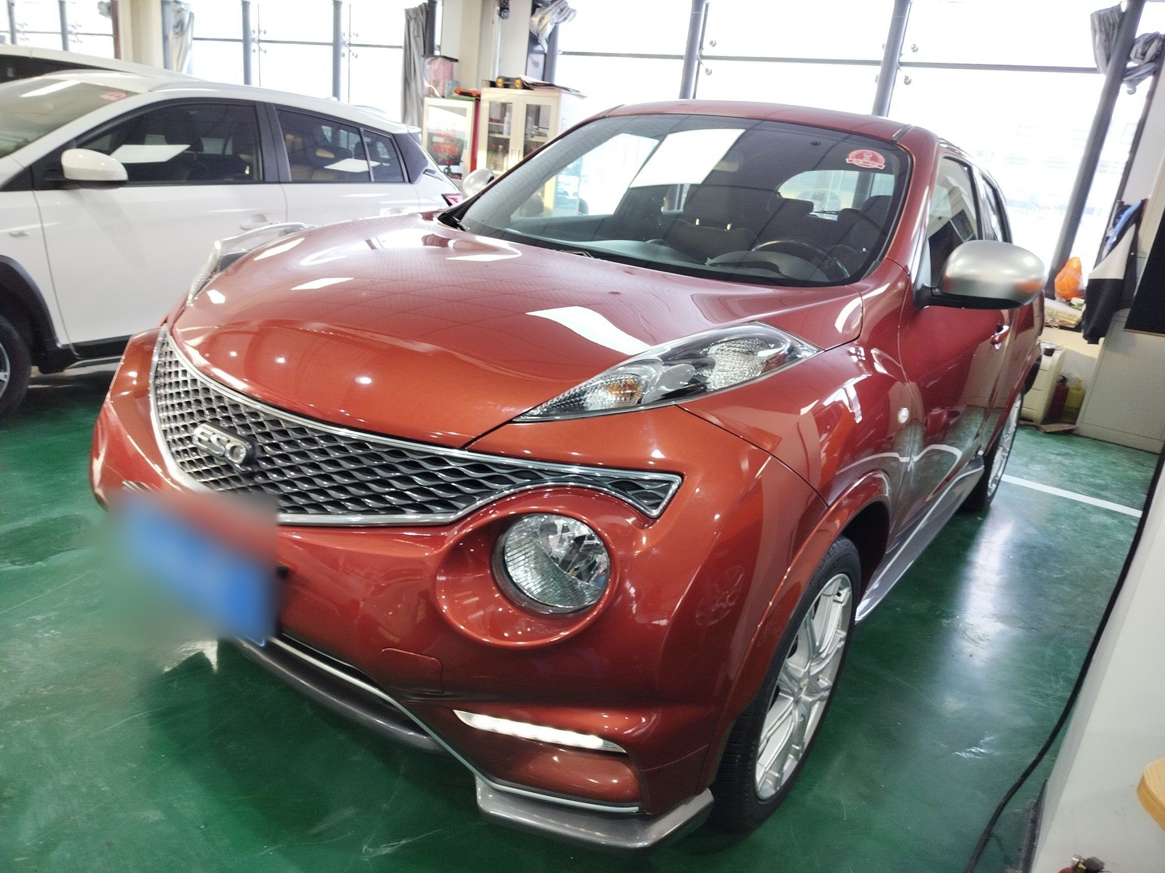 Под передней частью автомобиля