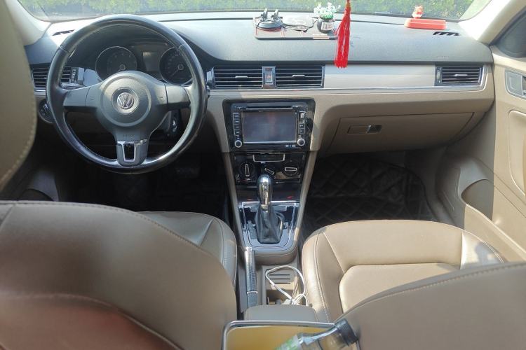 Used Volkswagen Bora 2013 1.6L Automatic Comfort Model Center Console