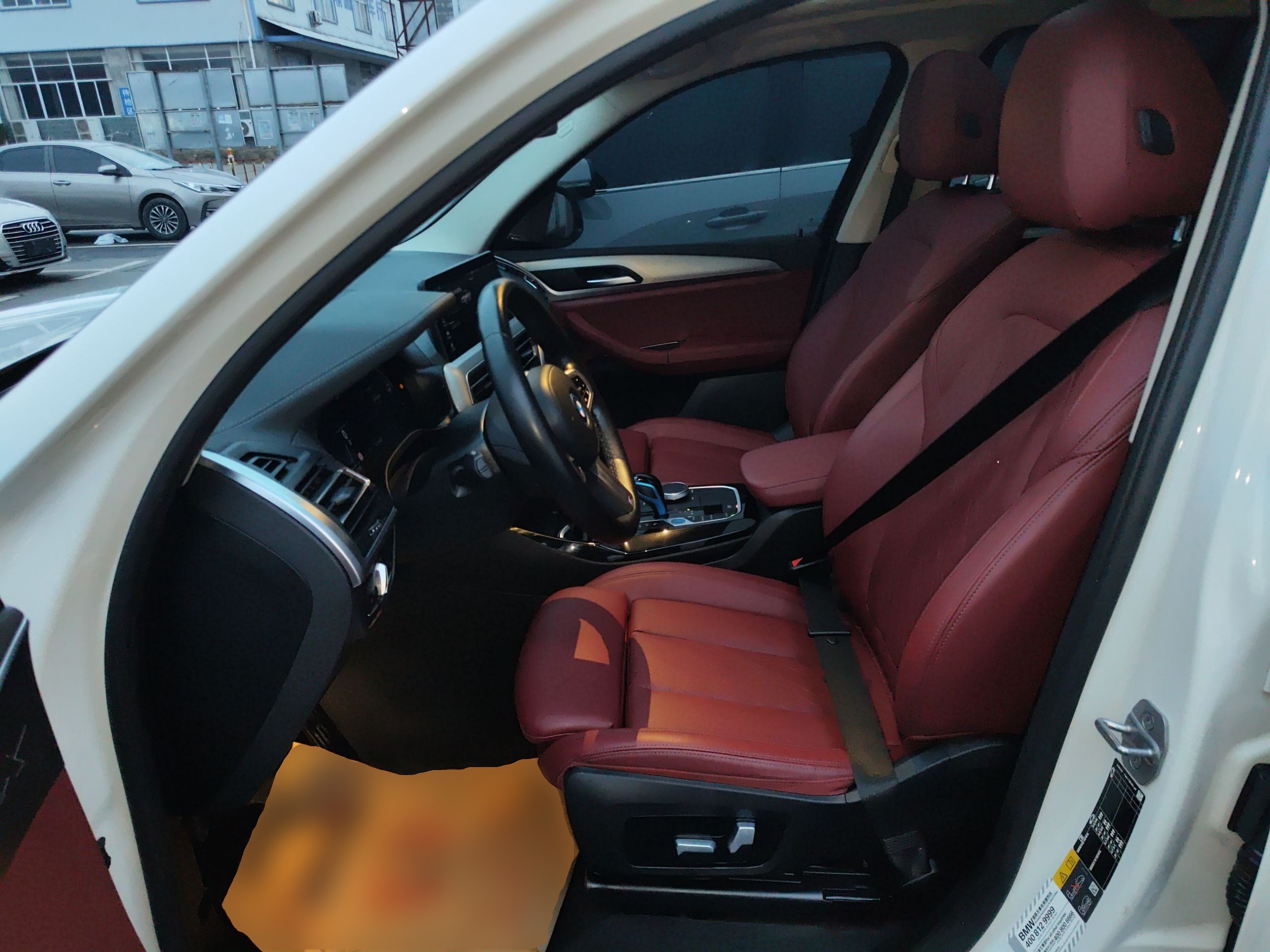 Переднее сиденье в автомобиле