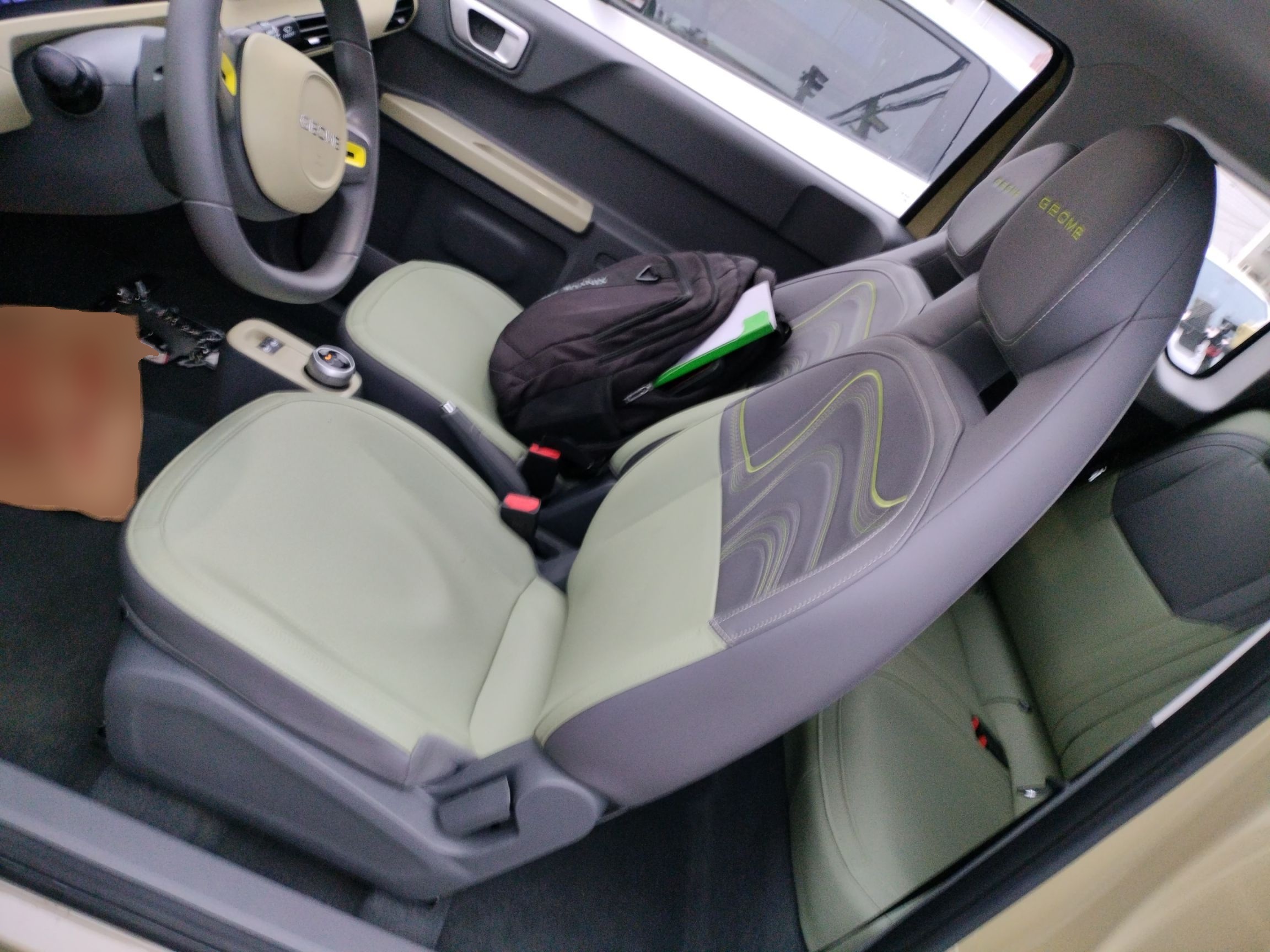 المقاعد الأمامية داخل السيارة