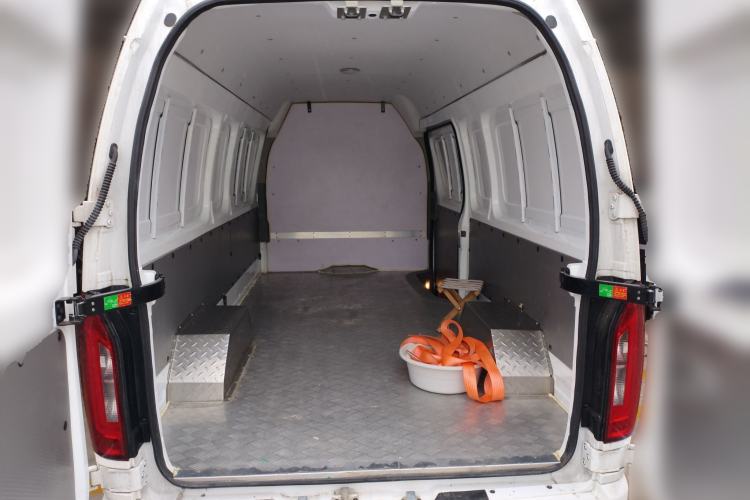 Used Farizon Xingxiang E6 2022 Van with High Roof Equipped with CATL 50.23 kWh Battery