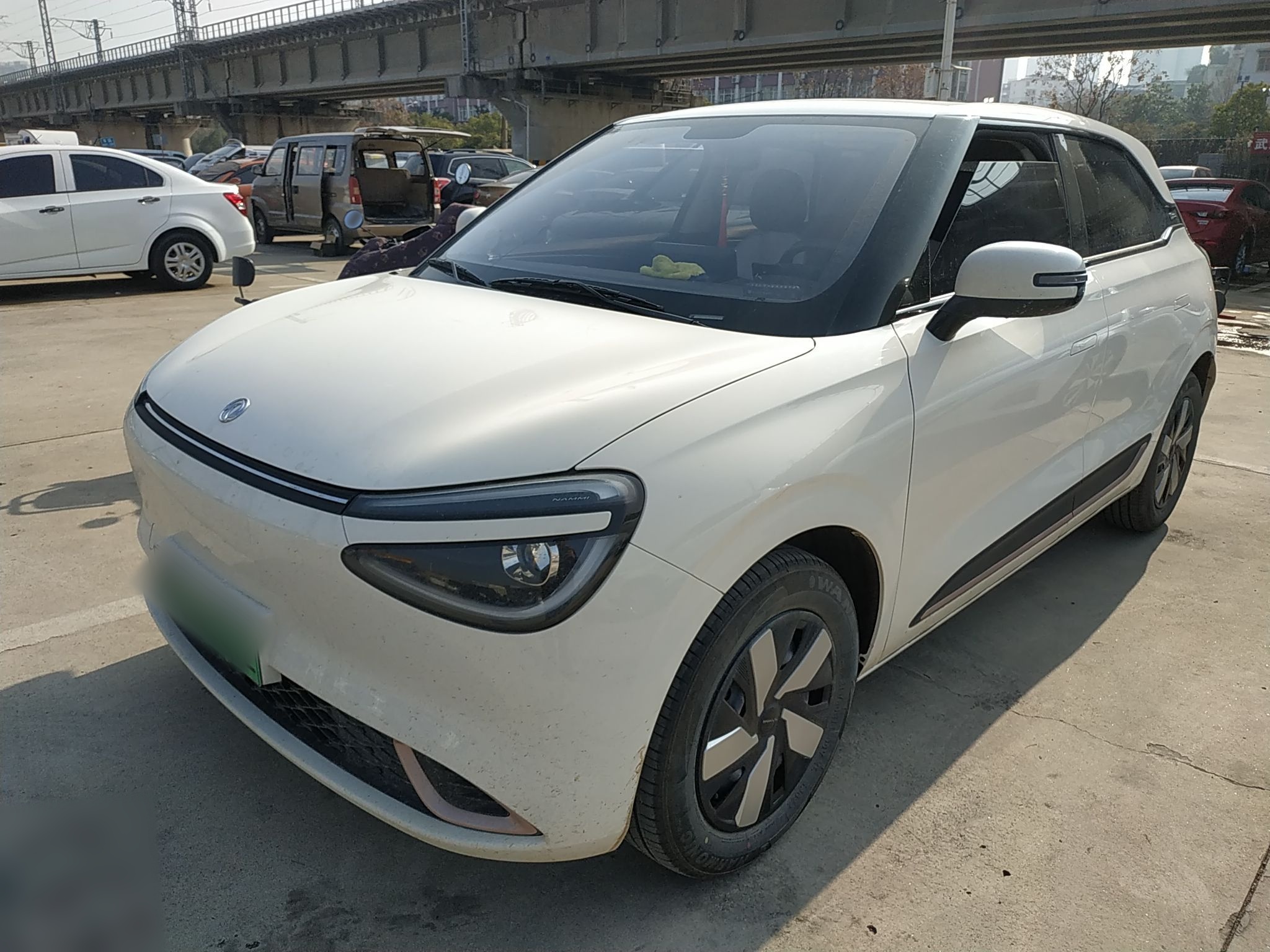 تحت مقدمة السيارة