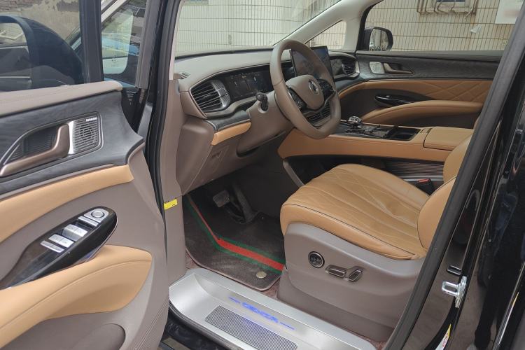 Used Denza D9 2024 DM-i 1050 Luxury Model Driver Seat