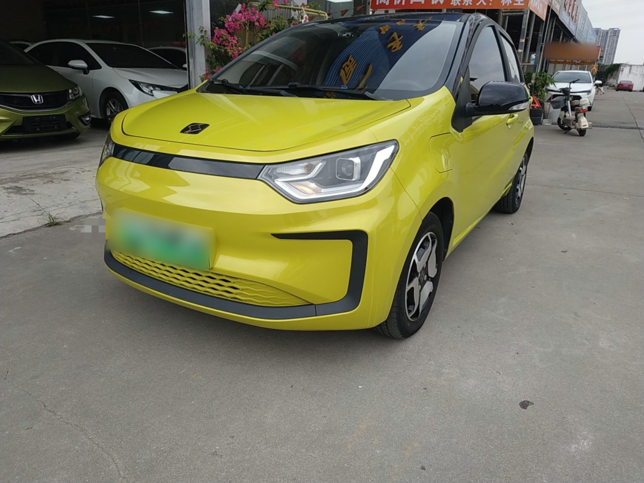 Под передней частью автомобиля