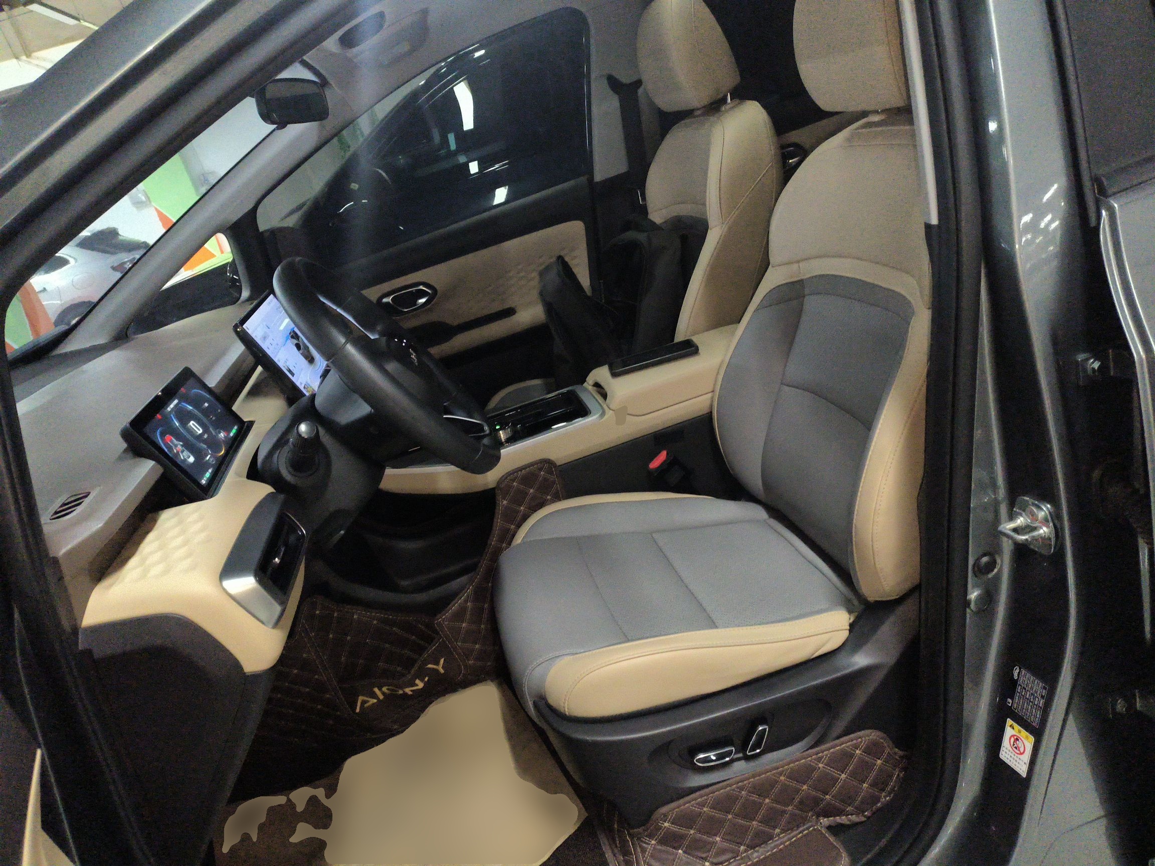 Переднее сиденье в автомобиле