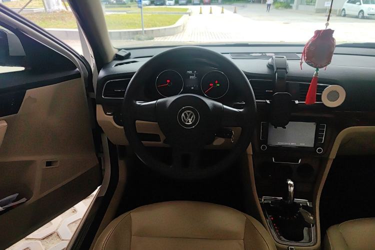 Used Volkswagen Lavida 2014 1.6L Automatic Sport Edition Steering Wheel