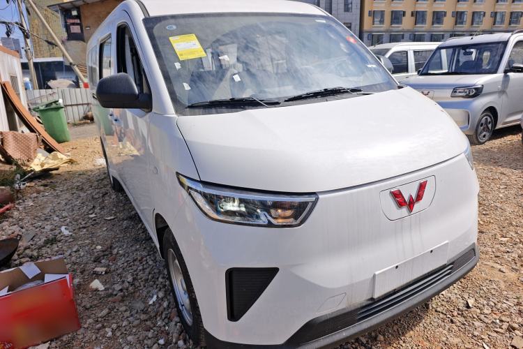 Used Wuling Yangguang 2024 300KM Comfort Version Passenger Van 75kW