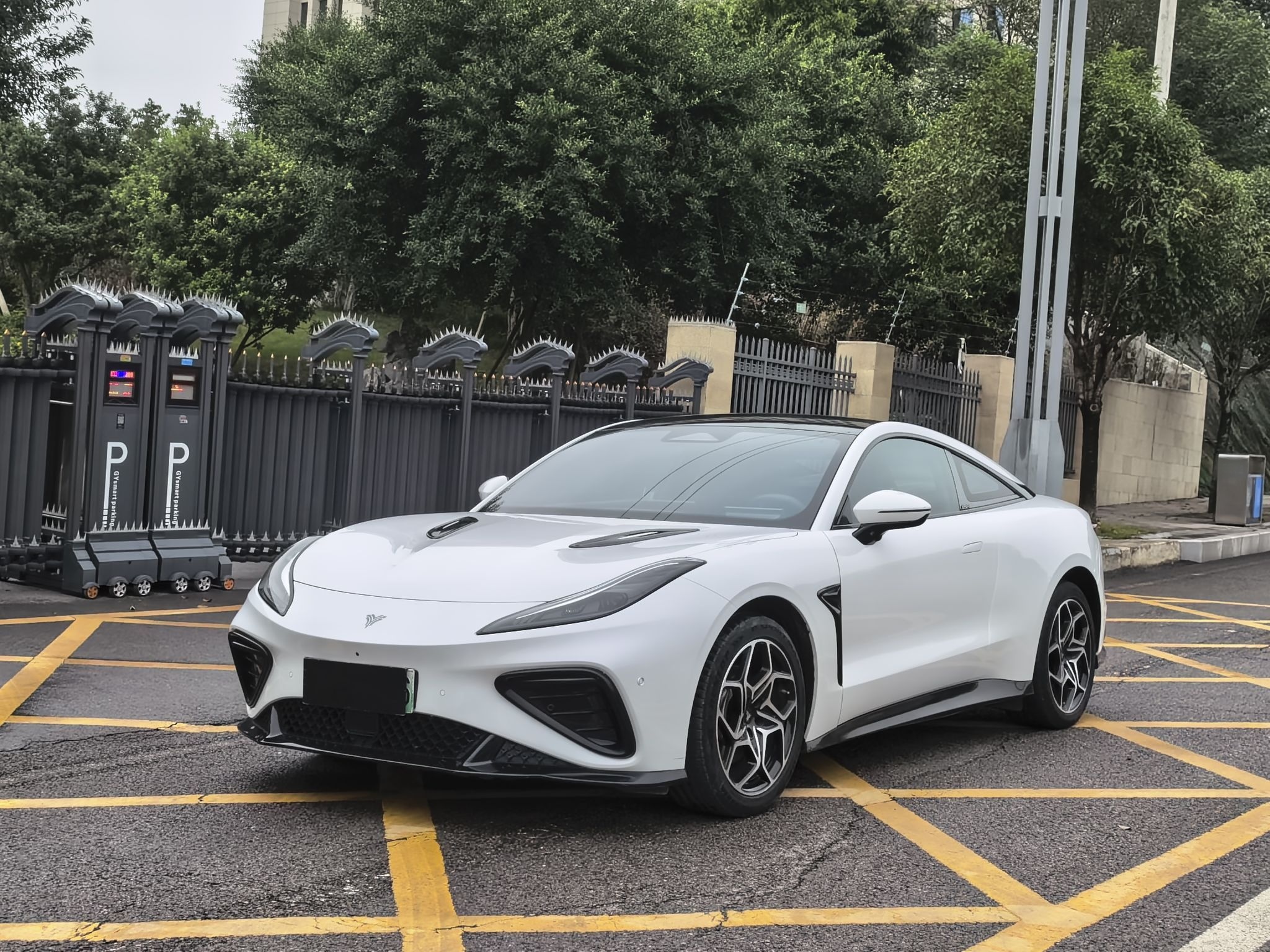 Под передней частью автомобиля