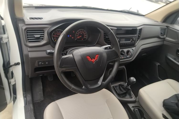 Used Wuling Hongguang V 2022 1.5L Jingqu Edition Enclosed-Window Vehicle with Hydraulic Power Steering LAR